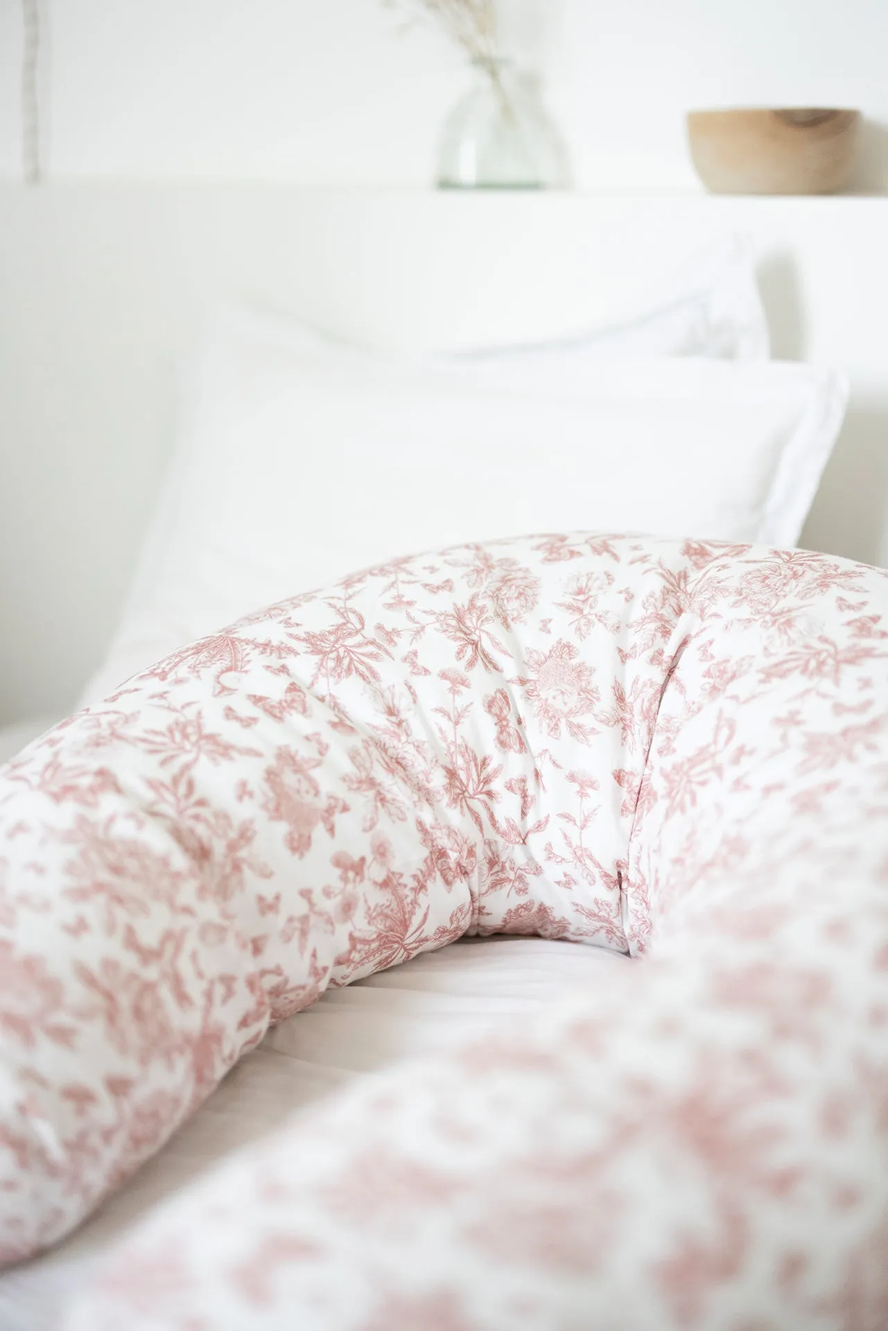 Maternity cushion      Print inspiration Toile de Jouy     